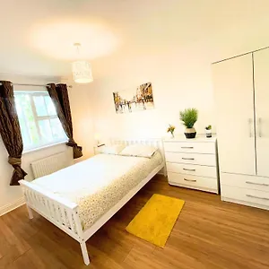 a-lovely-home-stay-near-greenwich.cambridgehotelsuk.com/